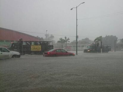 En Tampico, Tamaulipas los coches quedaron varados por la lluvia.