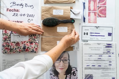 El 'kit forense' contiene distintos elementos como cabello, uñas, una fotografía y documentos de identificación, para ser identificado en caso de ser víctima de desaparición forzada o extravío.