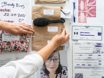 El 'kit forense' contiene distintos elementos como cabello, uñas, una fotografía y documentos de identificación, para ser identificado en caso de ser víctima de desaparición forzada o extravío.