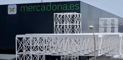 Exterior del centro logístico de la venta on line de Mercadona en Valencia