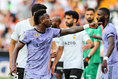 El jugador del Real Madrid Vinicius señala a la grada tras recibir insultos racistas en el partido de liga contra el Valencia en Mestalla el 21 de mayo de 2023.