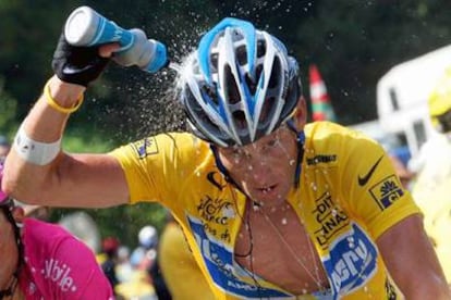 Lance Armstrong se refresca durante la etapa de ayer.