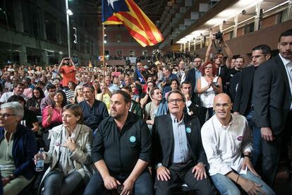 D'esquerra a dreta, Muriel Casals, Carme Forcadell, Oriol Junqueras, Artur Mas i Raül Romeva. Al darrere una bandera estelada. Acte d'inici de campanya de la candidatura Junts pel Sí.