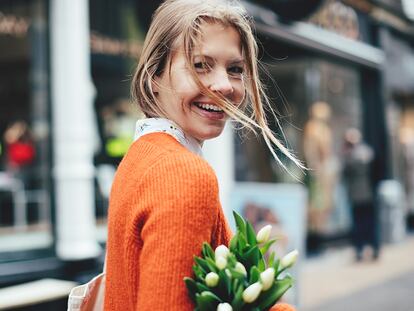 Regalar flores y plantas es un clásico en estas fechas y contribuye a mejorar el estado de ánimo. GETTY IMAGES