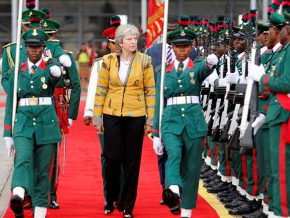 Theresa May, a su llegada a Abuja (Nigeria), este miércoles.