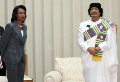 Condoleezza Rice con Gadafi en 2008 en Tr&iacute;poli. 