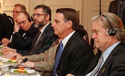 Jair Bolsonaro, en la cena del domingo en Washington, con Steve Bannon sentado a su izquierda.