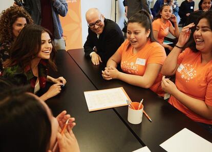 Selena Gomez organizó este jueves, en colaboración con la marca Coach y la organización StepUp, una visita a dos institutos de Los Ángeles. La cantante, que es el nuevo rostro de la firma de lujo, participó en el centro escolar en una iniciativa organizada por la ONG para apoyar a las mujeres a que crean que son capaces de hacer cualquier cosa. Instagram