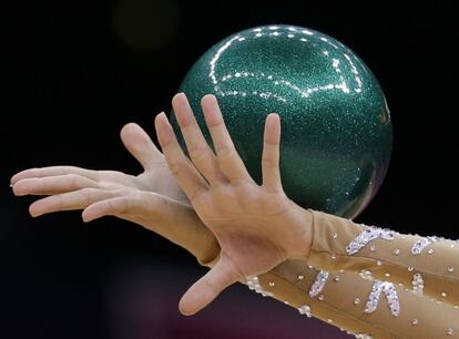 La rusa Daria Dmitrieva durante la final de gimnasia rítmica.