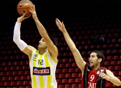 Sergi Vidal pelea por un balón