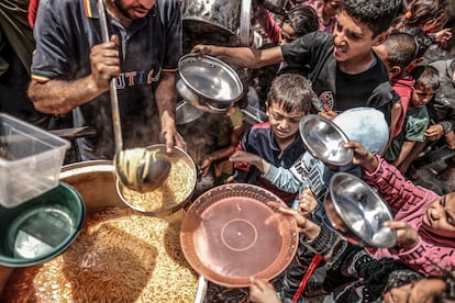 Reparto de comida en Jan Yunis, en abril.