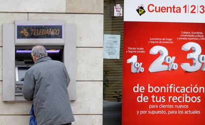 Una persona saca dinero de un cajero automático, en Madrid.
