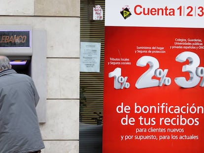 Una persona saca dinero de un cajero automático, en Madrid.