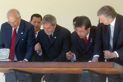 De izquierda a derecha Jorge Batlle, Hugo Chávez, Lula da Silva, Nicanor Duarte y Néstor Kirchner, ayer en Ouro Preto.