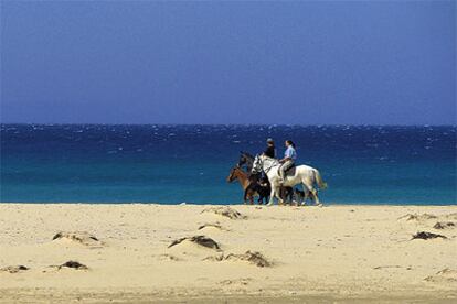 Paseo a caballo por la playa de los Lances, en el parque natural del Estrecho, en Tarifa. Una posible excursión para quienes decidan pasar el puente del 1 de mayo en la costa gaditana.