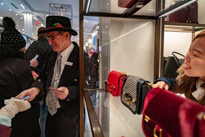 Un hombre entrega cupones de descuentos en la entrada de Macy's, mientras los compradores que han hecho fila durante la noche entran a la tienda para inciar la jornada del Black Friday.