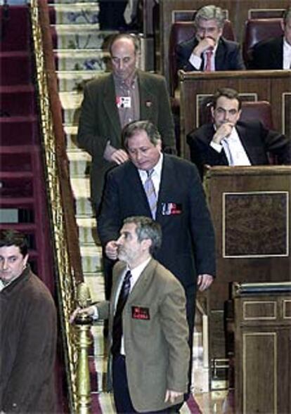 Los diputados de IU abandonan el pleno tras negarles la plabra la presidenta.