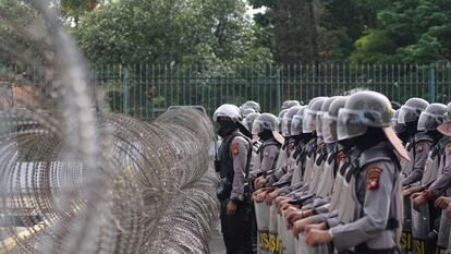 La policía en una manifestación contra ciertas leyes polémicas, incluída la reforma del Código Penal, en septiembre de 2019 en Indonesia.