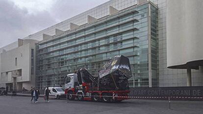 Trabajos para retirar la escultura de Oteiza del Macba.