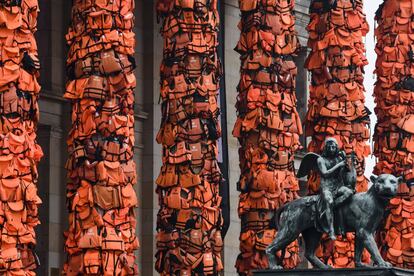 Numerosos chalecos salvavidas utilizados por refugiados colocados en la fachada del Konzerthaus como parte de la instalación del artista chino Ai Weiwei, en recuerdo a millones de personas que huyen de la guerra, en Berlín (Alemania).