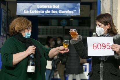 Celebración del segundo premio del sorteo de Navidad, en la Puerta del Sol de Madrid.