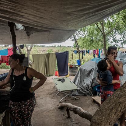 Un grupo de migrantes caminan al el interior de un campamento de refugiados el da 11 de abril 2020 en Matamoros,Tamaulipas, Mexico. Desde el mes de enero pasado fue instalado un campamento donde se encuentran ms de 2500 migrantes de 7 diferentes nacionalidades, instalado en las orillas del Ro bravo frente al muro divisorio entre Mxico y los Estados Unidos, los migrantes esperan su resolucin de asilo poltico por parte del gobierno norteamericano.  Este campamento es uno de los puntos delicados ante la epidemia de coronavirus, debido a las condiciones de hacinamiento y la precariedad de servicios bsico como, el agua y la electricidad. 
