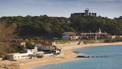 Playas y palacio (al fondo) de la pen&iacute;nsula de la Magdalena, en Santander. 