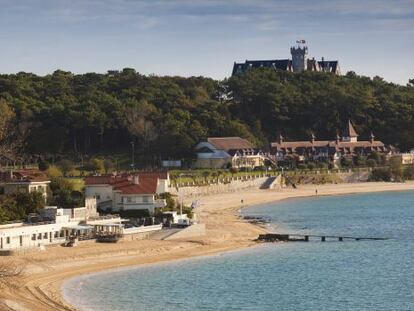 Playas y palacio (al fondo) de la pen&iacute;nsula de la Magdalena, en Santander. 