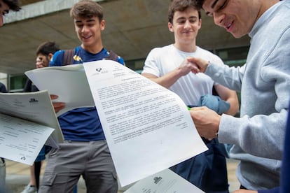 Alumnos revisan el primer examen de la jornada en la Universidad del País Vasco en San Sebastián (Gipuzkoa).