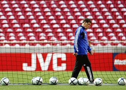 Otto Rehhagel, durante el último entrenamiento previo a la final en el estadio Da Luz.