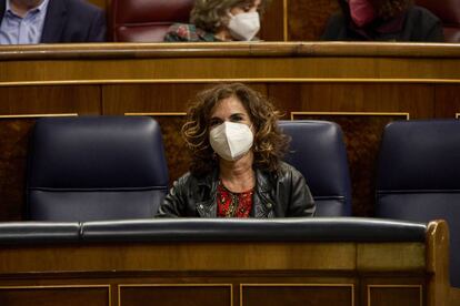 La ministra de Hacienda y Función Pública, la socialista María Jesús Montero, en una sesión plenaria en el Congreso de los Diputados. 
 