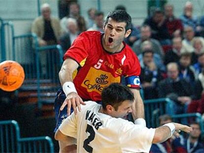 Masip realiza un lanzamiento ante la oposición del croata Kaleb.