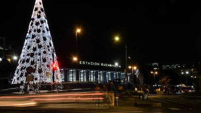 Encendido del árbol navideño en la estación de ferrocarril Buenavista.