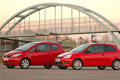 El Mitsubishi Colt CZ3 (izquierda) presenta una imagen más estilizada, con un frontal y una zaga de estilo deportivo.
El Fiesta Coupé (derecha) es más grande por fuera y tiene una línea convencional.