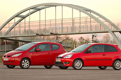 El Mitsubishi Colt CZ3 (izquierda) presenta una imagen más estilizada, con un frontal y una zaga de estilo deportivo.

El Fiesta Coupé (derecha) es más grande por fuera y tiene una línea convencional.