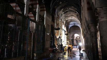 Interior de la Mezquita-Catedral de Córdoba afectado por el incendio ocurrido el pasado viernes, este sábado.