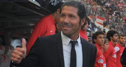 Simeone saluda en el partido ante Estudiantes