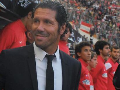 Simeone saluda en el partido ante Estudiantes