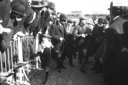 François Faber, recibido en el Parque de los Príncipes tras ganar el Tour de 1909.