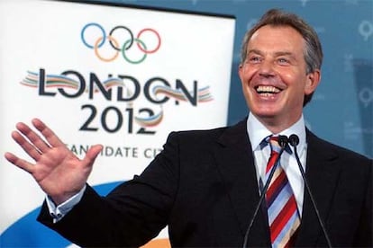 El primer ministro británico, Tony Blair, recibe con alegría la noticia de que Londres organizará los Juegos Olímpicos de 2012 en la localidad escocesa de Gleneagles, donde se desarrolla la cumbre de los siete países más ricos y Rusia (G-8).