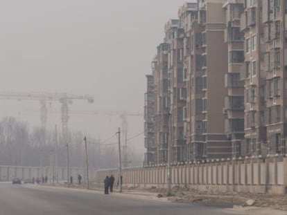 Un suburbio de Pekín (China), envuelto en una nube de contaminación el 14 de febrero.