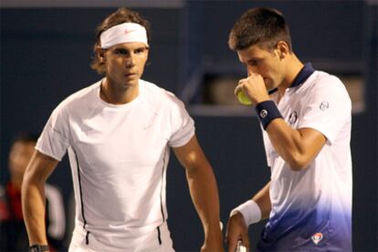 Nadal y Djokovic, durante su primer partido de dobles en Toronto.