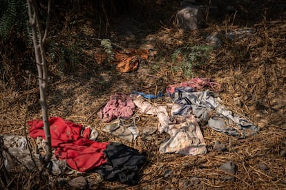 Ropa abandonada en el predio, cerca del sitio del presunto crematorio clandestino.