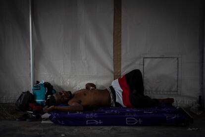 Um migrante haitiano dorme nesta segunda-feira em uma loja de campanha, em Del Rio. 