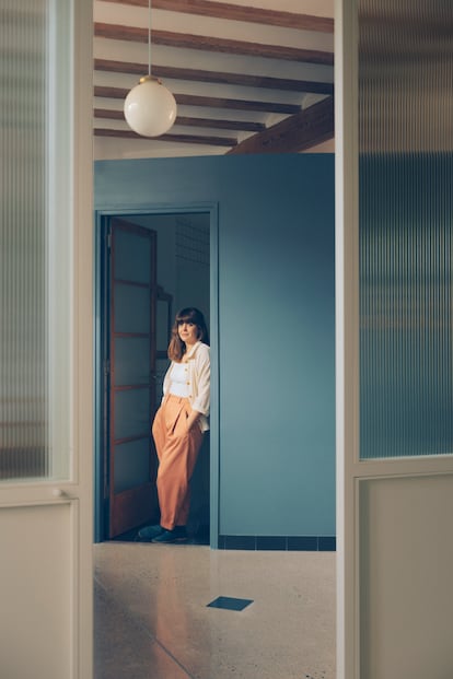 La artista Inés Fuertes, en su casa de Valencia, renovada por el estudio Piano Piano.