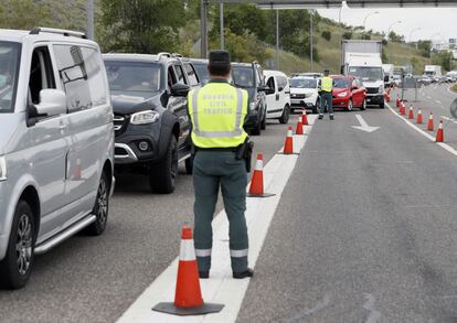 Control de la Guardia Civil este sábado en una salida de Madrid para identificar desplazamientos no justificados durante el fin de semana.