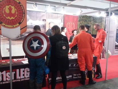 Visitants del saló en un estand de devots de 'Star Wars'.