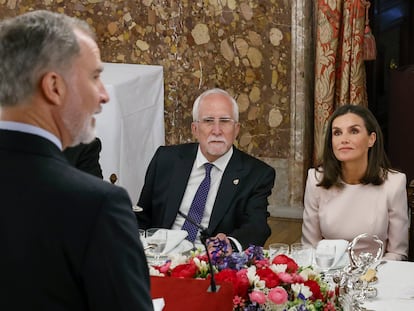 El premio Cervantes 2023, Luis Mateo Díez y la reina Letizia escuchan el discurso del rey Felipe VI durante el almuerzo.