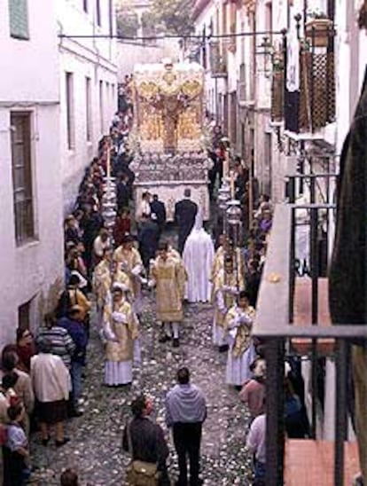 El paso de la imagen de María Santísima de la Aurora ha salido un año más en desfile procesional desde la Iglesia de San Miguel para recorrer las calles del barrio granadino del Albaicín.