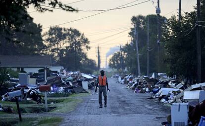 Una calle llena de escombros en Port Arthur, Texas, el 28 de septiembre de 2017, un mes después del huracán Harvey.